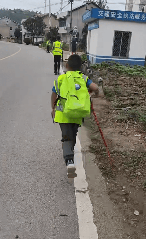 皇冠信用網哪里申请
_湖北一男子辞掉月薪2万元工作皇冠信用網哪里申请
,带9岁儿子徒步千里,计划60天走到山东……原因让人泪目