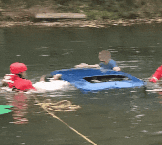 皇冠信用網在哪里注册
_女儿被困坠河车内皇冠信用網在哪里注册
,父亲借渔网撬门救女,关键时刻......