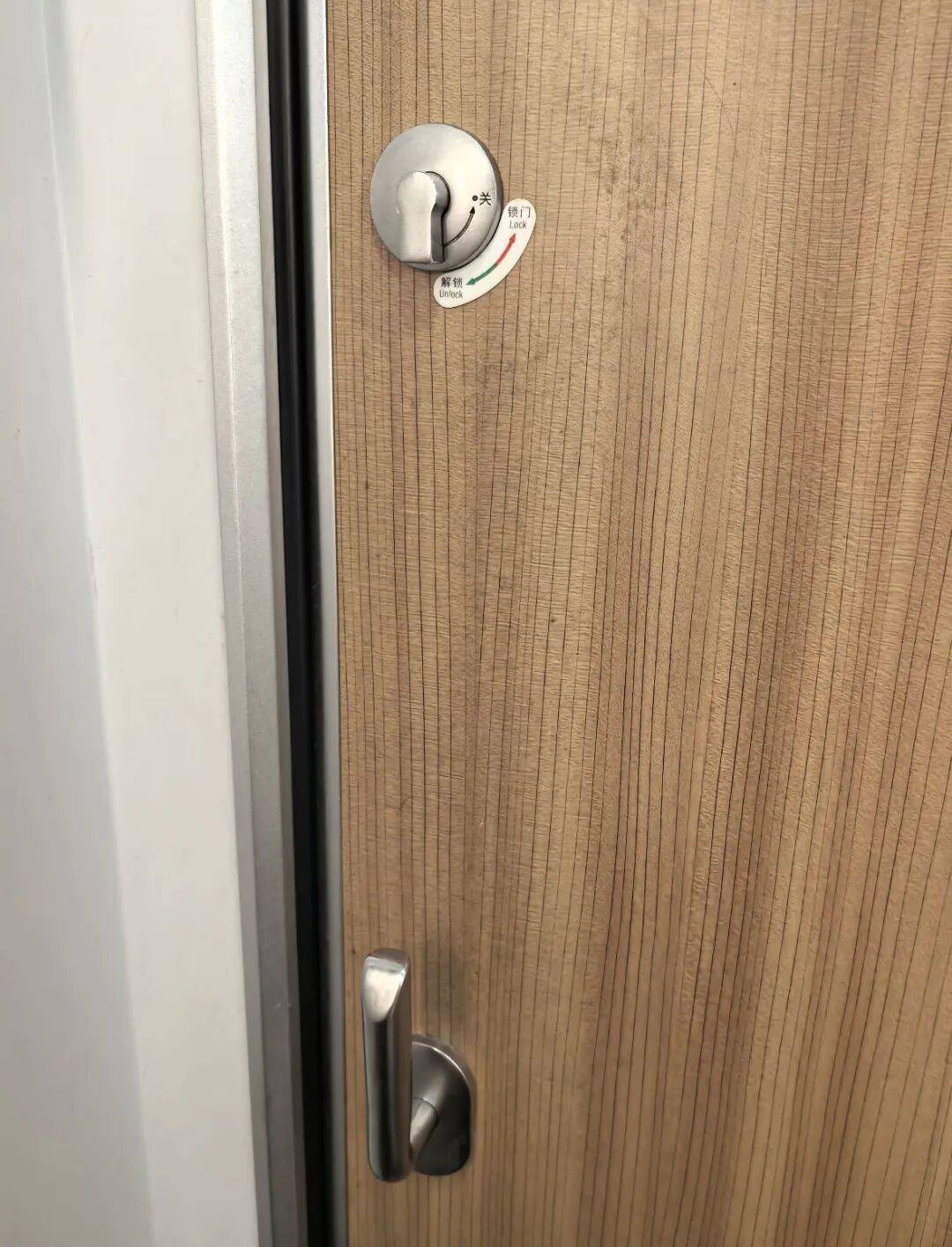 皇冠信用網登0
_乘客被困高铁厕所10分钟皇冠信用網登0
，“连续敲门吸引他人注意后脱困”！12306回应