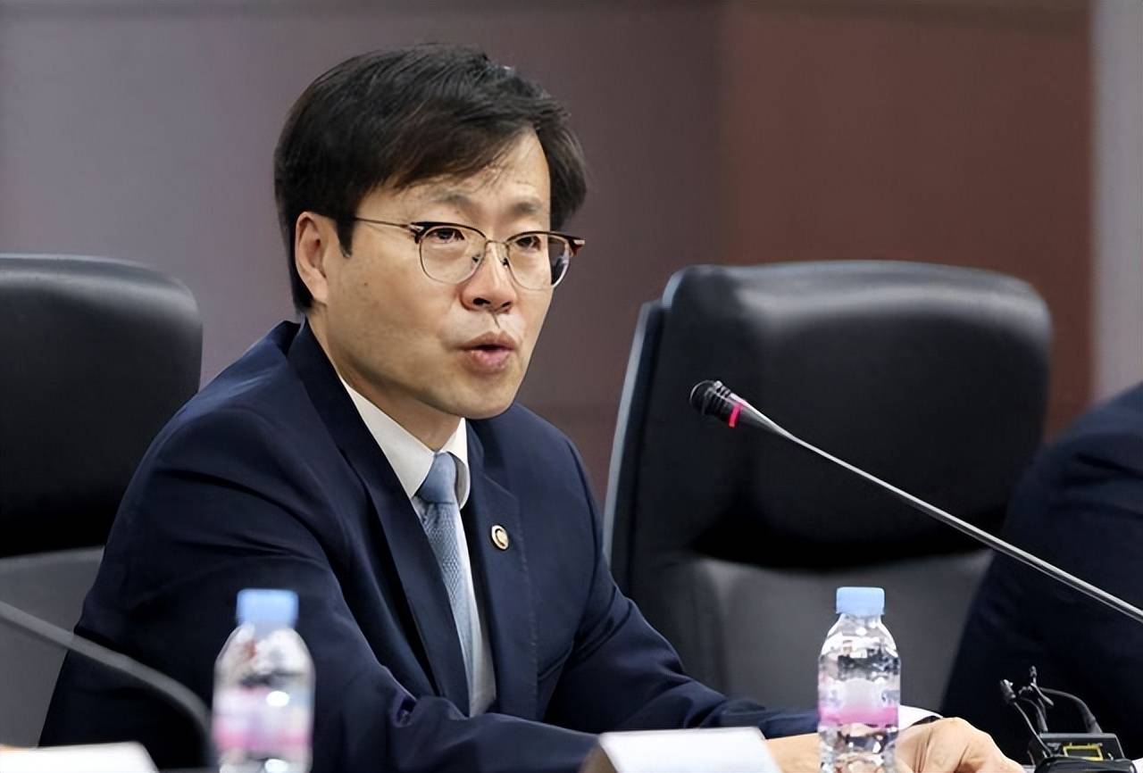 皇冠信用网开号
_李成钢接到韩国紧急来电皇冠信用网开号
,已被中国的反制打疼,主动联系中方请求解除制裁!