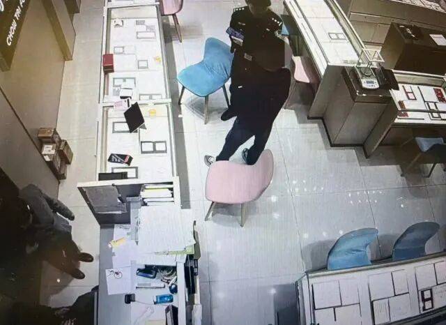 皇冠信用网代理怎么申请
_股市套现170万元后皇冠信用网代理怎么申请
,杭州男子豪购300克金条!老板当场报警……