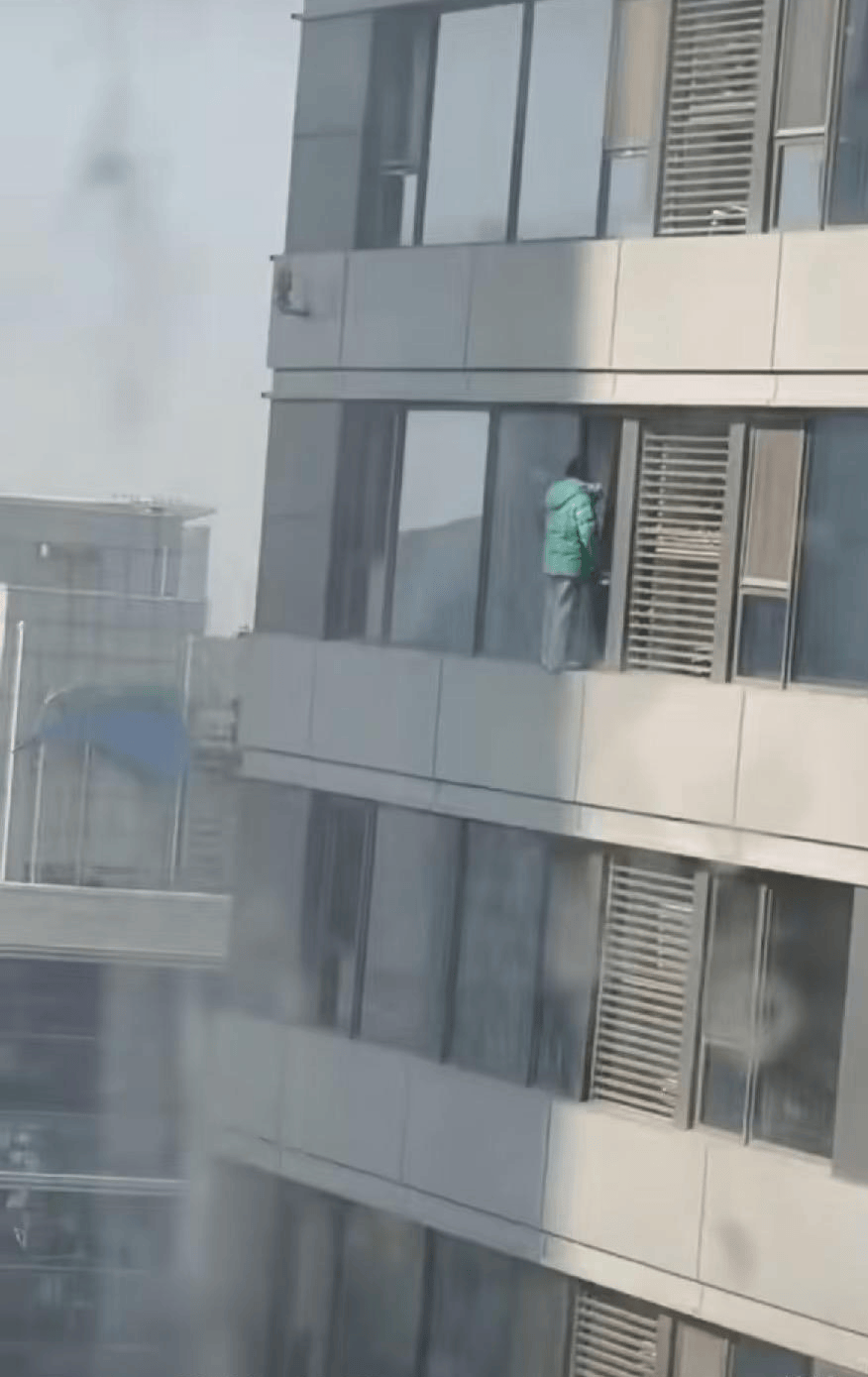 皇冠信用網代理
_石家庄万象城一女子坠楼 目击者称心里不是滋味 警方：已出警处理