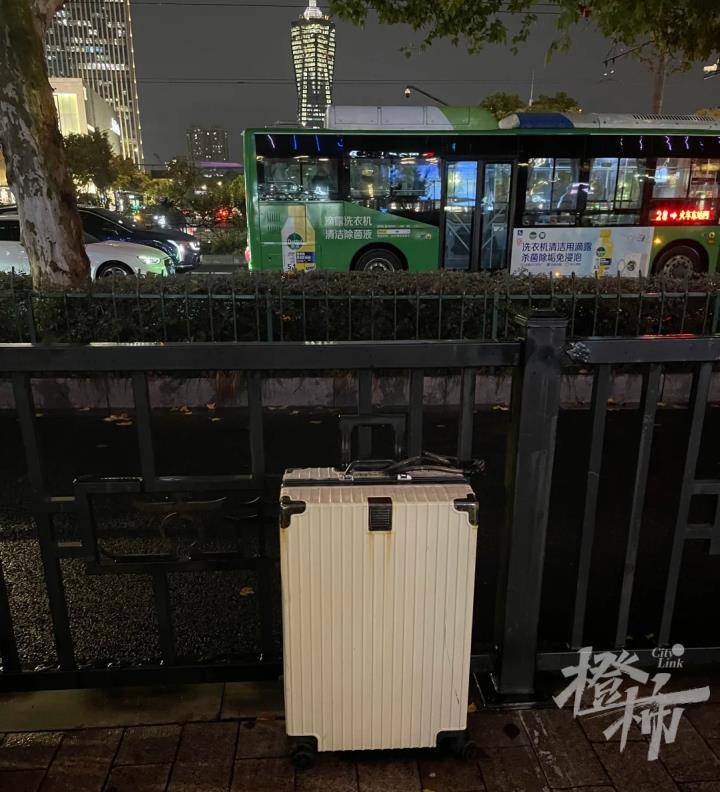 如何注册皇冠足球代理
_杭州市中心长期锁着一个行李箱如何注册皇冠足球代理
,警方:箱内无危险品,箱子主人把它当成了存物点