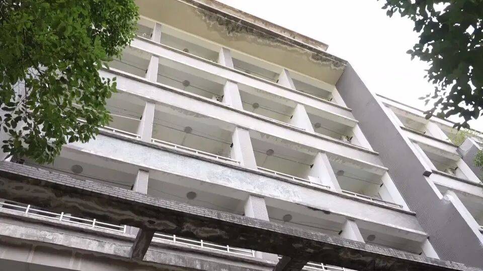 皇冠信用網出租
_因妻子没带包子回家皇冠信用網出租
,浙江一男子怒把30斤行李箱从6楼扔下,还称“砸到人了我就负责,没砸到就没事”,目前该男子已被刑拘