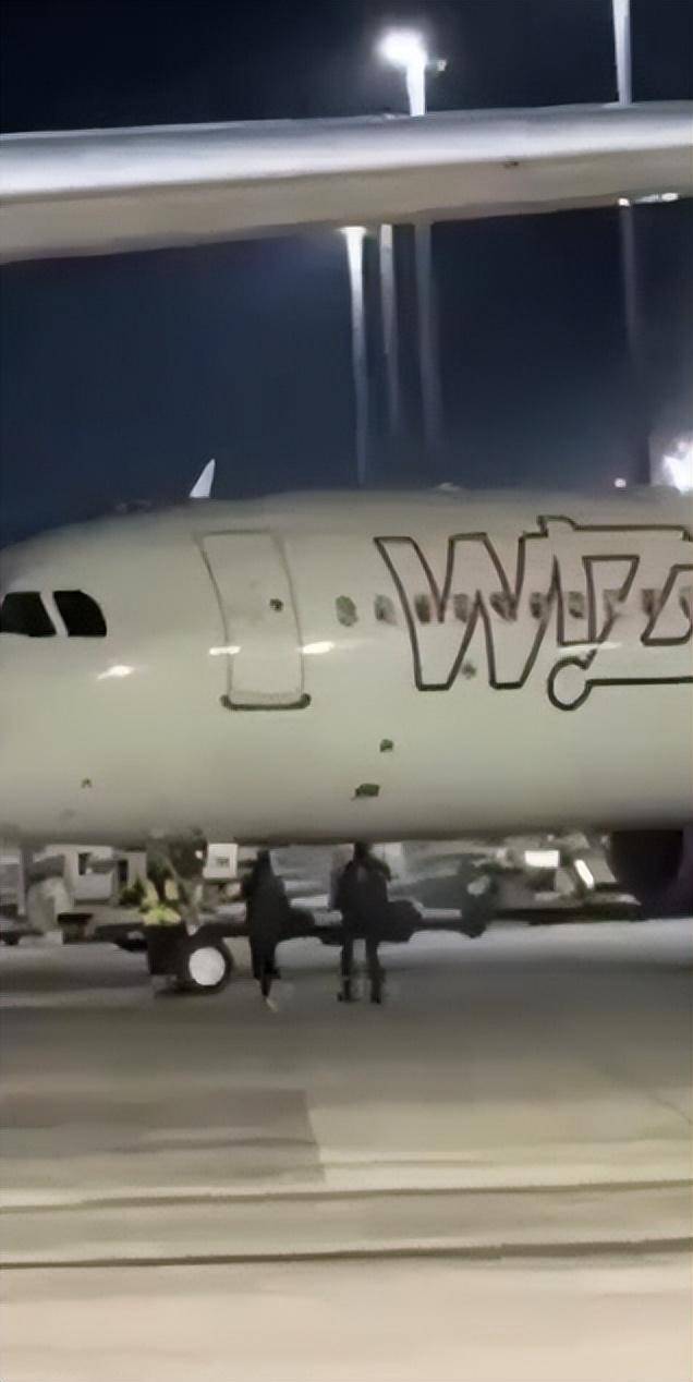 皇冠信用网代理注册
_在德国错过登机皇冠信用网代理注册
，两男子神操作：跑上停机坪挥手拦截滑行飞机