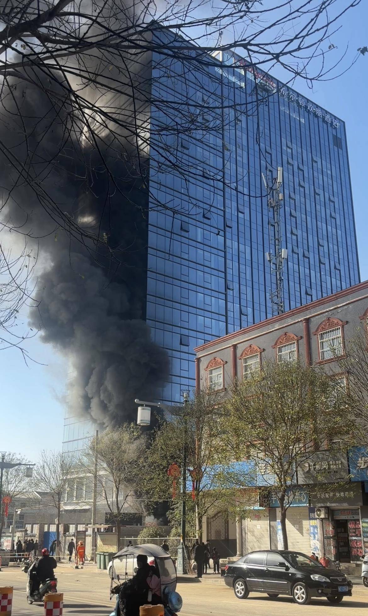 皇冠信用網代理流程
_陕西岐山一待开业希尔顿欢朋酒店附近冒黑烟皇冠信用網代理流程
，有人误传酒店起火，当地：旁边院内建筑材料起火，无人受伤