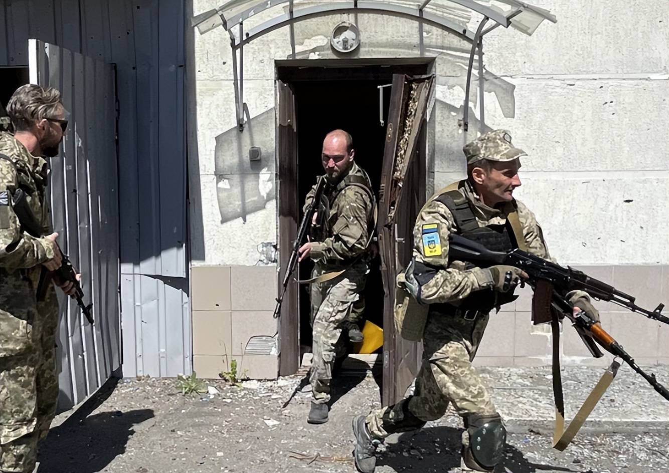 皇冠信用网注册开通_战斗在深夜爆发皇冠信用网注册开通，乌克兰闹内讧，特种部队和正规军发生冲突，副总司令出面都压不住火