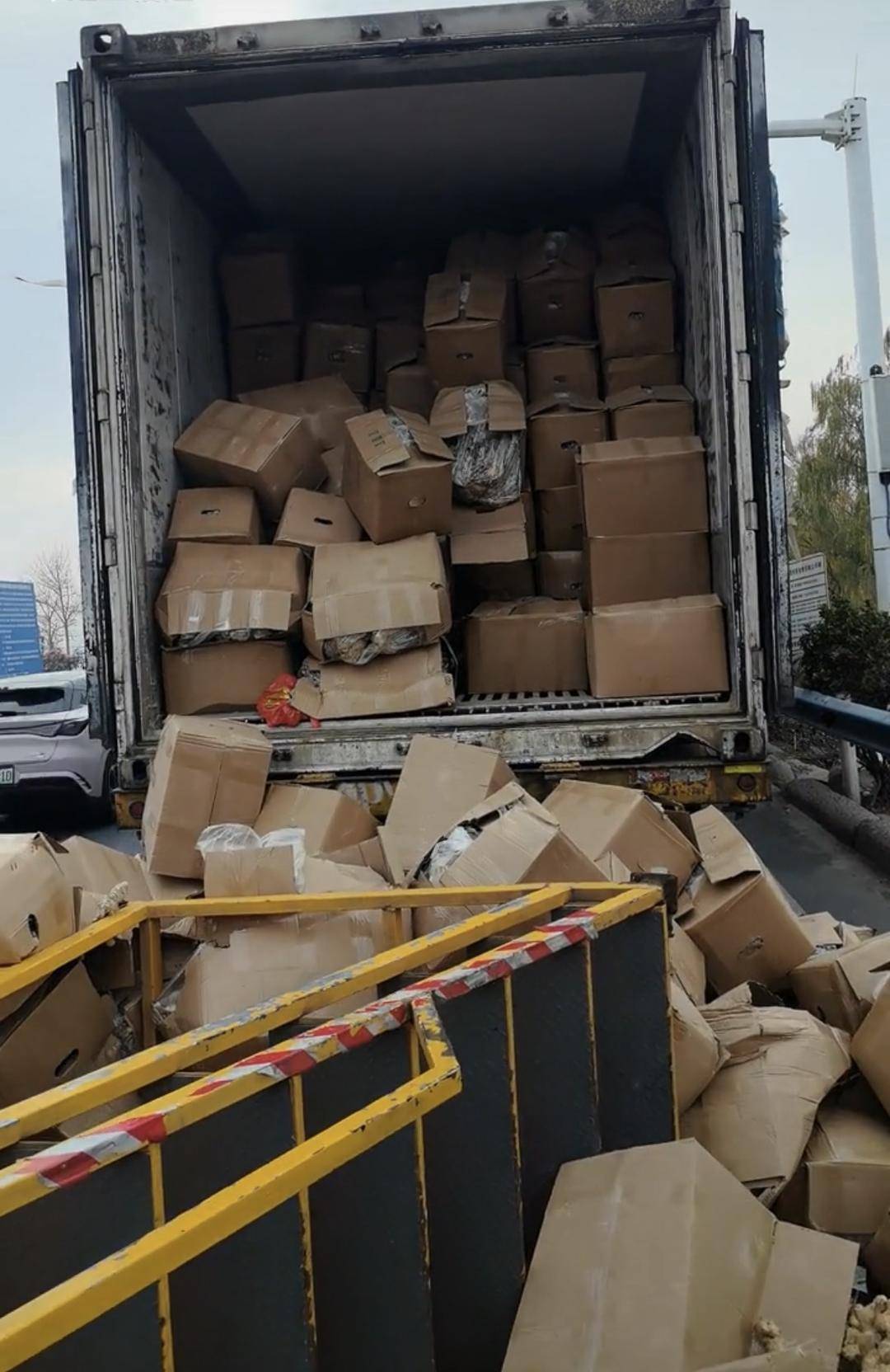 2026世界杯分组结果揭晓_河南收费站绿通悲剧：司机被要求登上损坏梯子查货