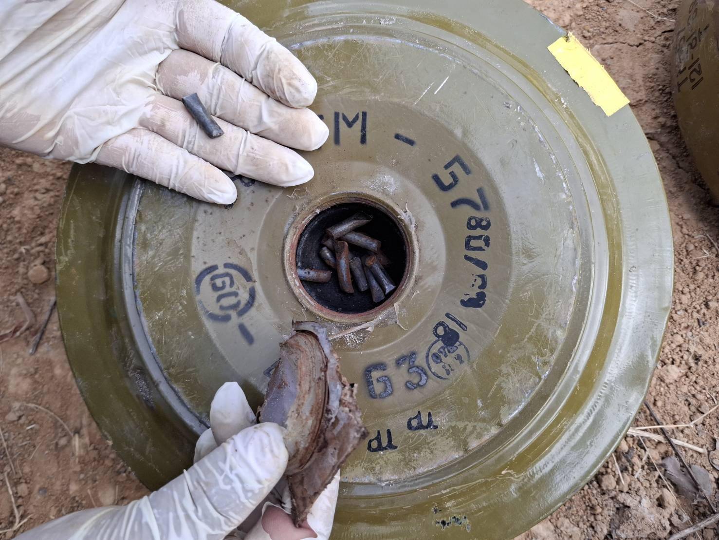 正版皇冠信用网代理_不给洪森父子拼命正版皇冠信用网代理,柬军跑了:泰国缴获中械摆一地,越南武器参战