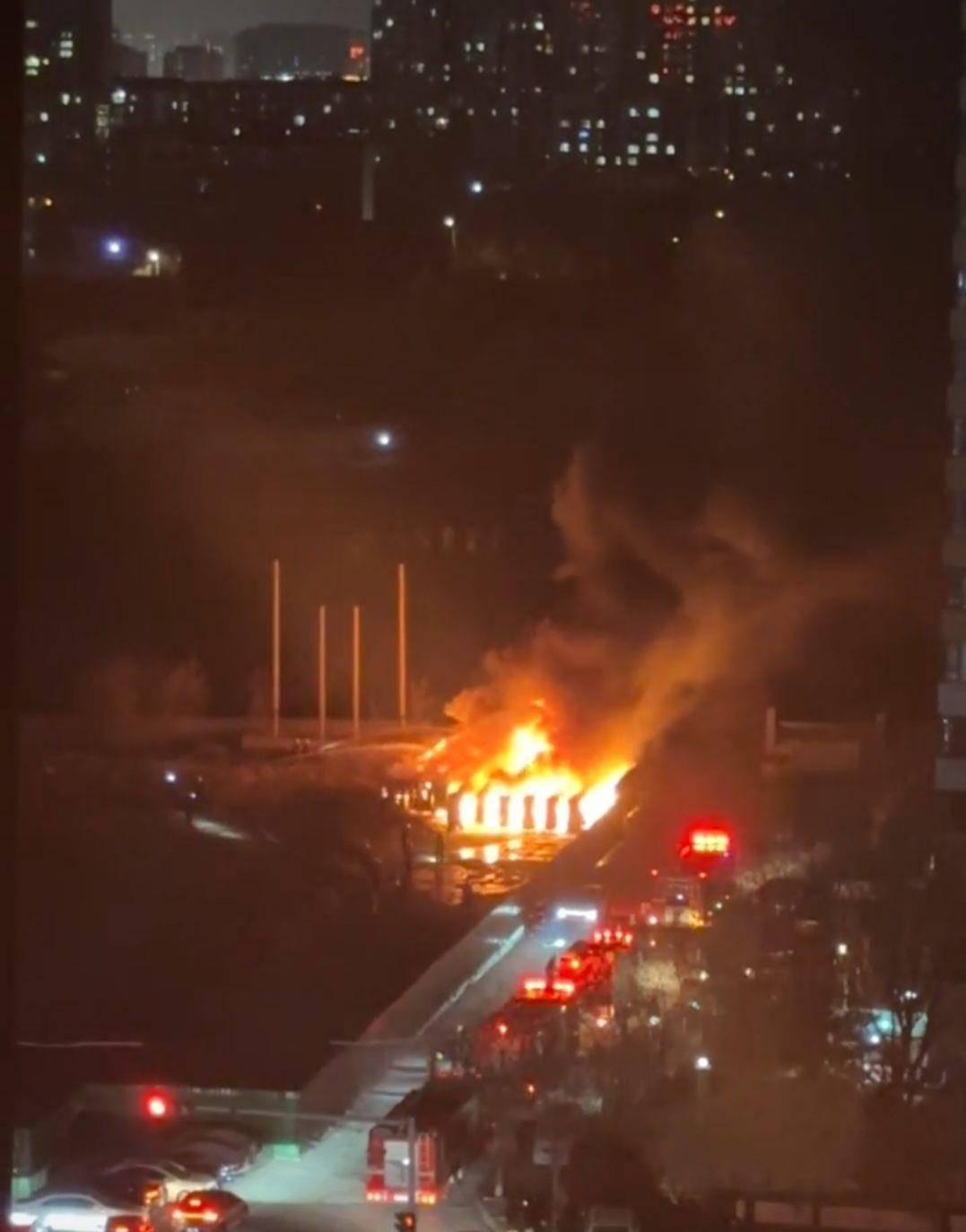 皇冠信用网登1_太原多人燃放烟花引燃上百个充电桩皇冠信用网登1,应急局称无人员伤亡,警方:人已经抓获