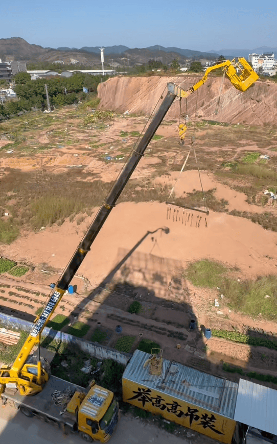 皇冠信用网登1_为防止小狗偷吃皇冠信用网登1,广东男子出动自家吊车半空晒腊肉:风大还干得快