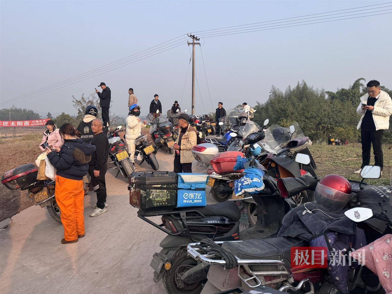 皇冠电话多少_实探“千人帮忙杀猪”的合川庆福村：热闹如5A级景区皇冠电话多少，车流堵到5公里外，有网友骑摩托接人进村