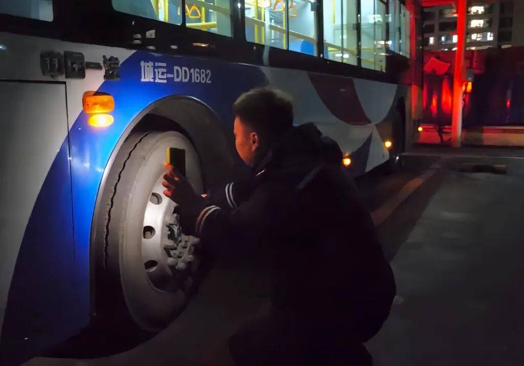 皇冠信用网代理注册_青岛一小伙：“长大后皇冠信用网代理注册，我开上了小时候经常坐的公交车”……从幼儿老师到公交司机，他用坚守温暖春运归途