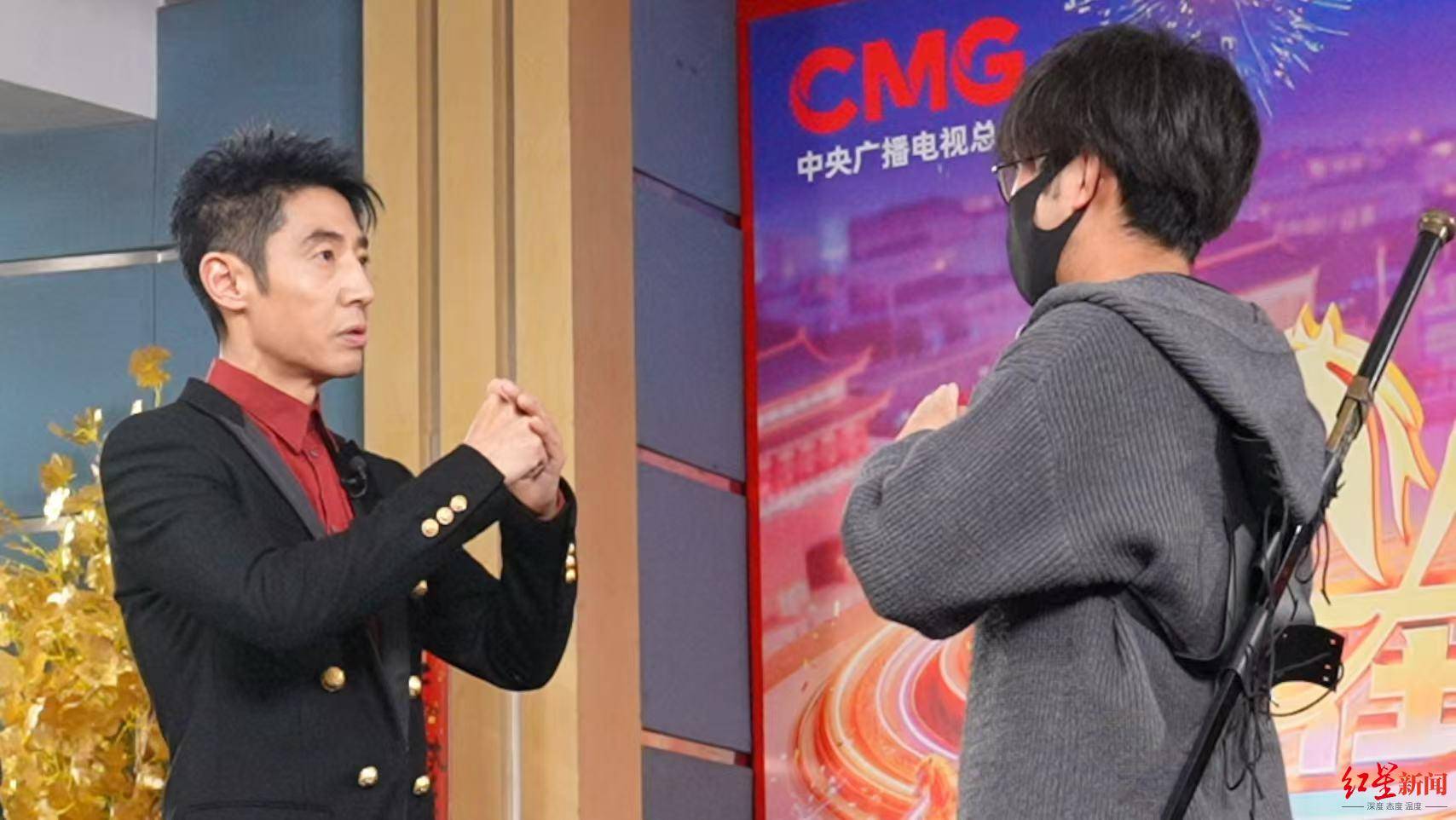 皇冠信用网怎么注册_春晚预热名场面皇冠信用网怎么注册！成都百万粉丝博主范十三带撒贝宁“御剑飞行”