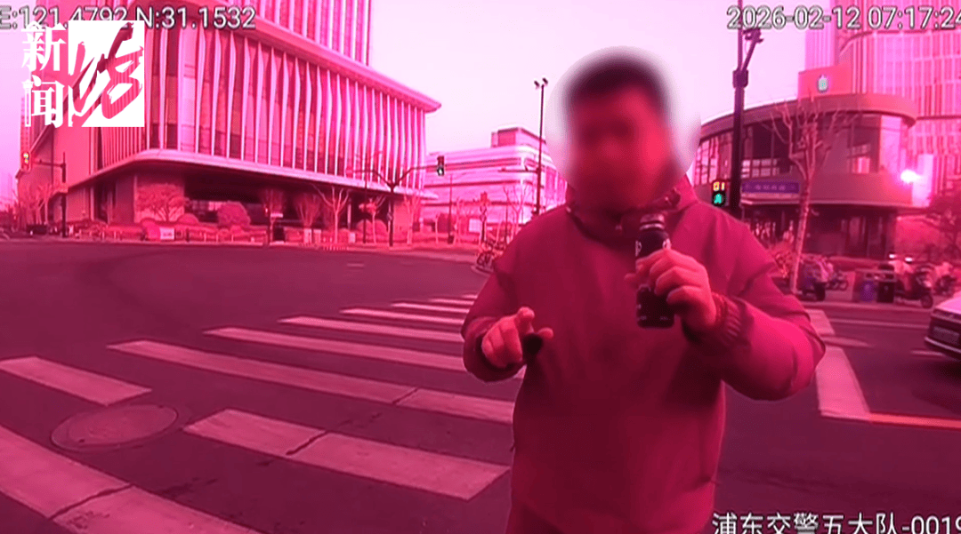 皇冠客服_事发上海街头！小轿车突然失控翻车！司机现场一个动作皇冠客服，民警：有问题