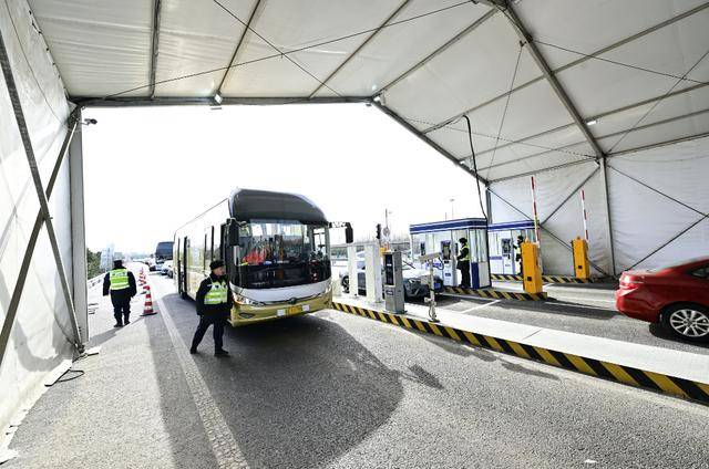 皇冠足球比分_近6万辆车抵京皇冠足球比分，通州交警全力保障入京通道畅通