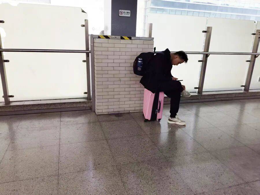 皇冠信用网代理注册_“实在站不动了”皇冠信用网代理注册，一等9分钟，有人干脆直接坐地上！上海一地铁站“无座可坐”，工作人员回应