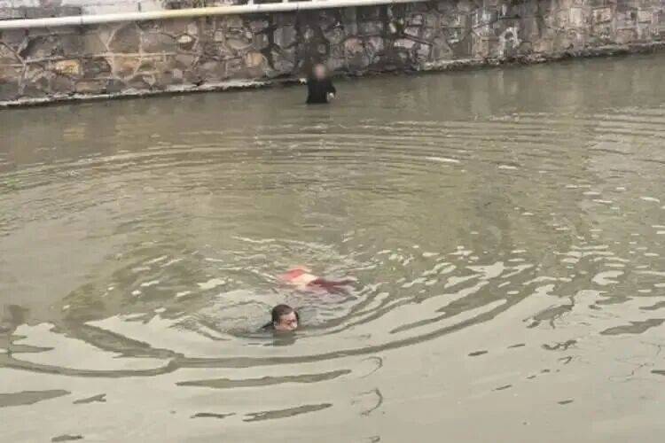 皇冠登3管理出租_上海一女子与丈夫视频时发生争吵情绪失控皇冠登3管理出租，留下诀别的话突然断联！随后被发现漂浮在河中一动不动，民警狂奔跳水救援，目前该女子已无大碍