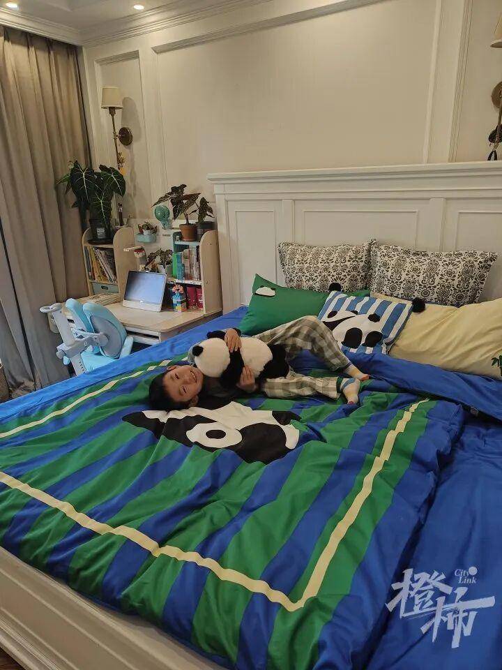 世界杯代理_“半夜醒来世界杯代理，老公一个人坐客厅剥茧！”一家三口养1.2万只蚕宝宝，耗时17天剥茧、煮茧、拉蚕丝兜，终于变成2床蚕丝被，儿子盖上10分钟入睡