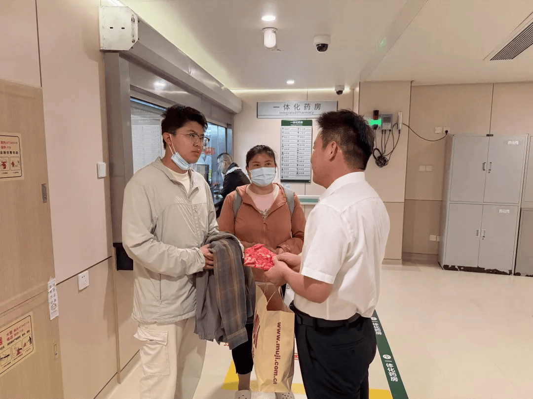 世界杯皇冠平台_24岁中山大学博士确诊胃癌晚期世界杯皇冠平台,已化疗25次,每14天需往返一次广州和昆明,街坊受触动捐3万元,老师和同学发声:安心养病,别怕麻烦我们