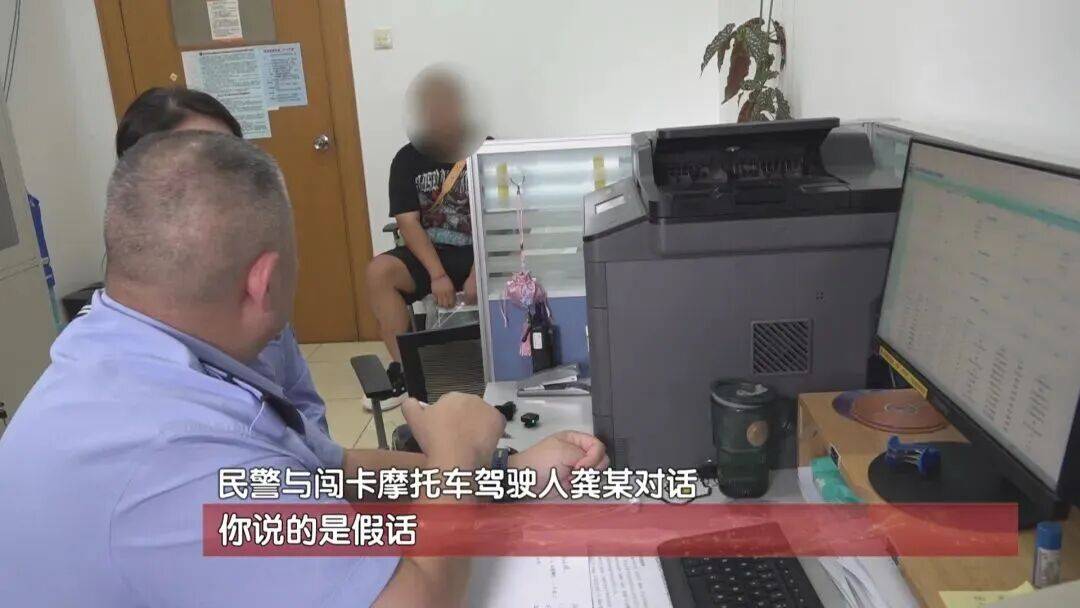 皇冠信用网在哪里开通_北京朝阳一“京A”摩托车骑手没戴头盔被拦皇冠信用网在哪里开通,开始配合,突然闯卡加速逃跑,警方一查竟发现……