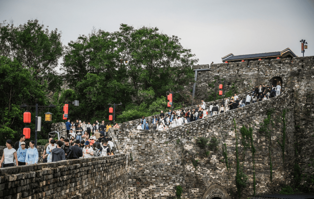 皇冠信用代理出租_“南京城墙成人墙了”；广州有餐厅排号超3500桌皇冠信用代理出租，点杯奶茶要等4小时；敦煌鸣沙山游客坐满山头如拼豆，“感觉有一亿人”