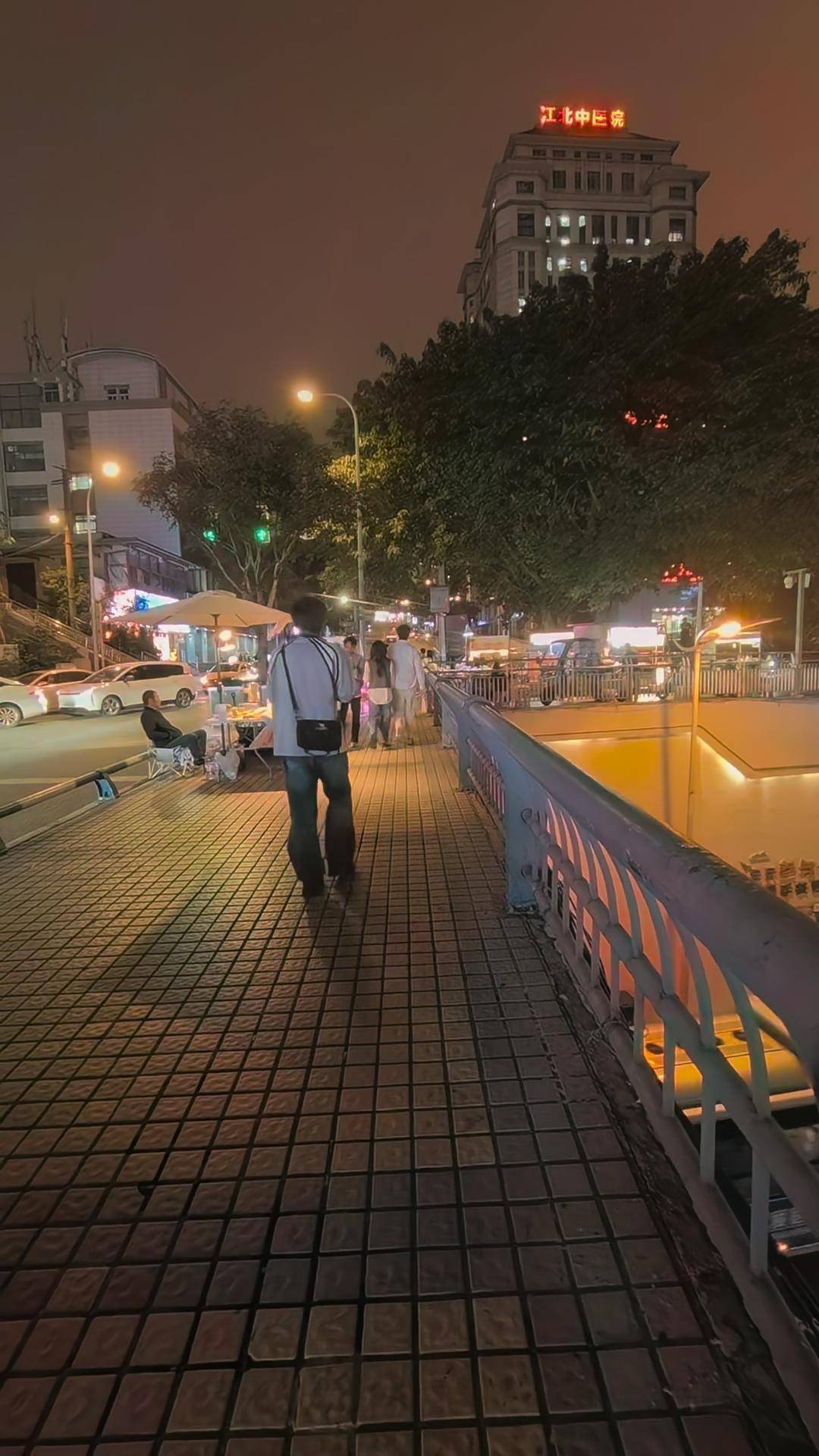 皇冠代理登3_网红王扁在重庆摆摊卖烧烤被一男子袭击 目击者：肇事者已被民警抓获
