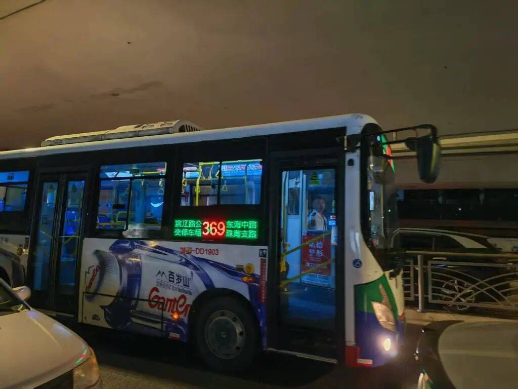 皇冠足球盘口_青岛一高中生晚自习放学后皇冠足球盘口，因10分钟时间之差正好与末班车擦肩而过；家长：学校晚自习早放学10分钟或公交末班车延时10分钟都能赶上……