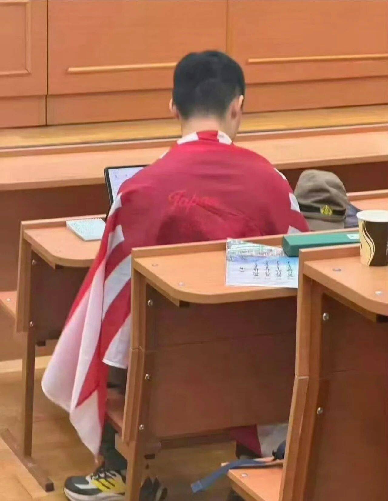 皇冠體育足球_披旭日旗中国留学生已被遣返皇冠體育足球，校方称将开除